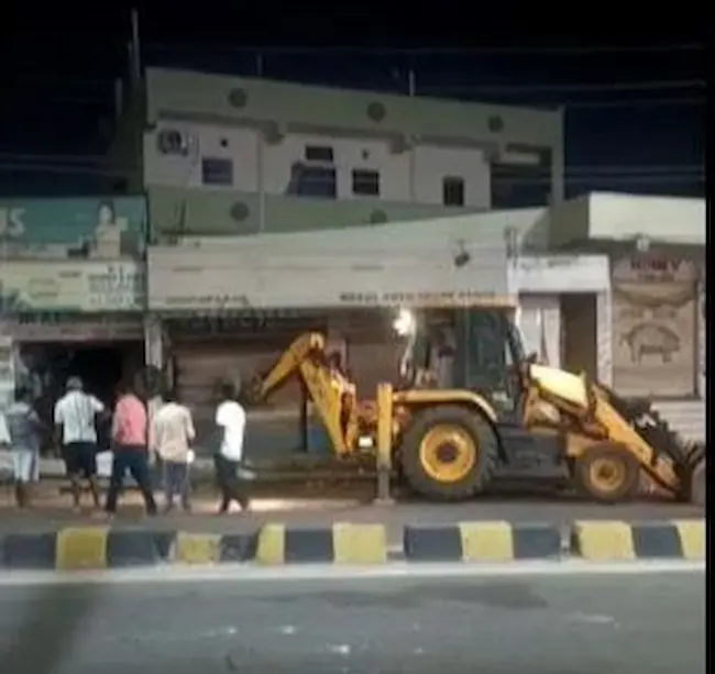 Mirjalaguda: అర్ధరాత్రి బుల్డోజర్ లతో 16 షాపుల కూల్చివేత