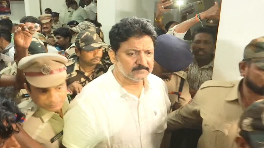 Vallabhaneni Vamsi: వంశీపై కక్షతో కేసులు బనాయిస్తున్నారు: పేర్ని నాని ఆరోపణ