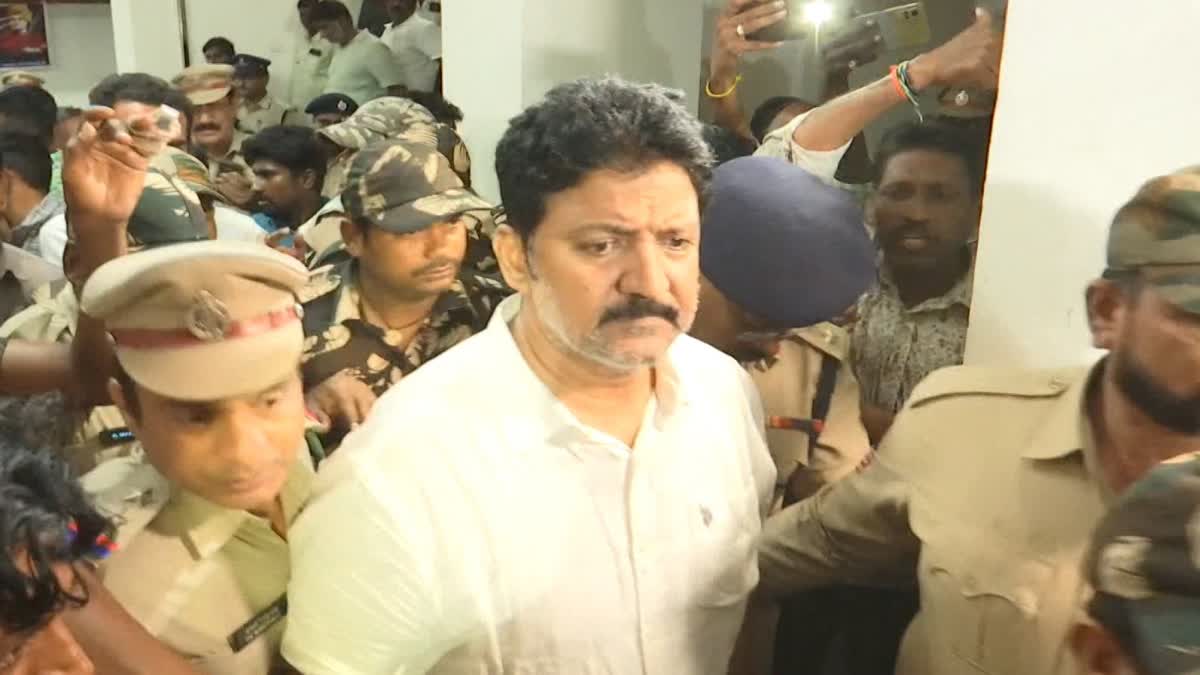 వంశీపై కక్షతో కేసులు బనాయిస్తున్నారు: పేర్ని నాని ఆరోపణ