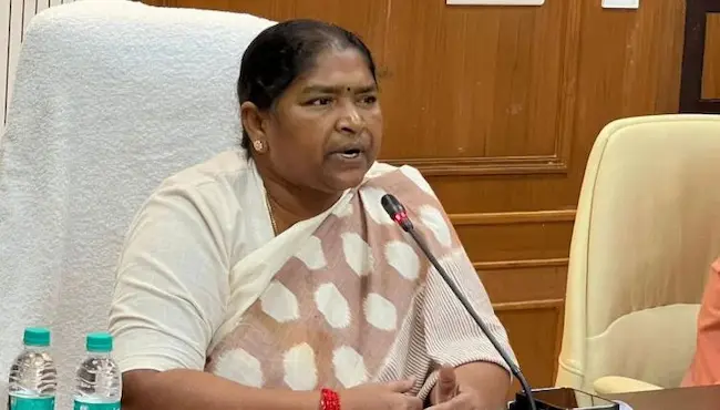 Seethakka: అక్టోబర్ 2 నుండి మహిళలకు పెట్రోల్ బంకులు..సీతక్క ఆదేశాలు