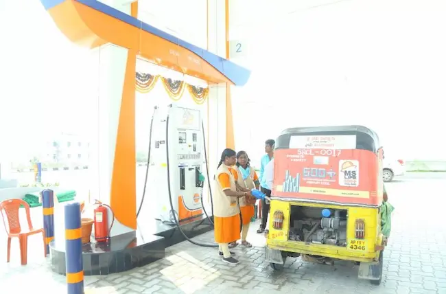 Seethakka: అక్టోబర్ 2 నుండి మహిళలకు పెట్రోల్ బంకులు..సీతక్క ఆదేశాలు