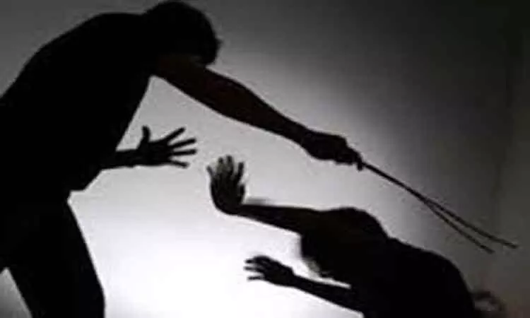 Doctor : పాప ఏం తప్పు చేసిందో : కూతుర్ని దారుణంగా కొట్టిన డాక్టర్