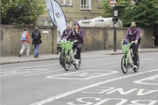 England Cricket Team : ఆటగాళ్లు సైకిళ్లపై వచ్చిన ఇంగ్లండ్ క్రికెటర్లు…