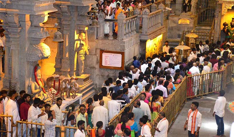 Yadadri Temple : ఆదివారం కావడంతో యాదగిరిగుట్టలో భక్తుల రద్దీ