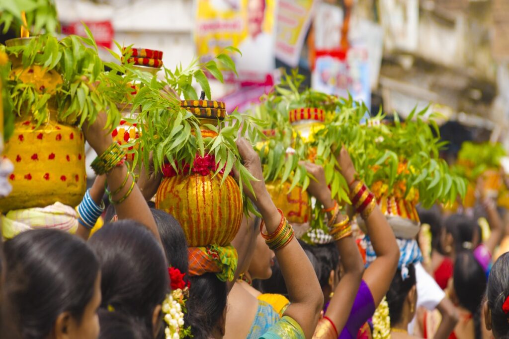 Bonalu: తెలంగాణలో బోనాల సందడి షురూ..