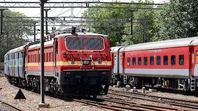 IRCTC: ట్రెయిన్ వెయిటింగ్ టిక్కెట్లపై ప్రయాణికుల ఆగ్రహం.. రైల్వే శాఖపై విమర్శలు