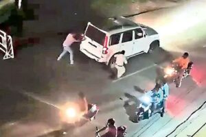 పోలీసులపైకి కారుతో దూసుకెళ్లిన దొంగలు..