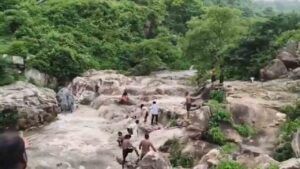 జలపాతంలో చిక్కుకున్న ఆరుగురు మహిళలు..