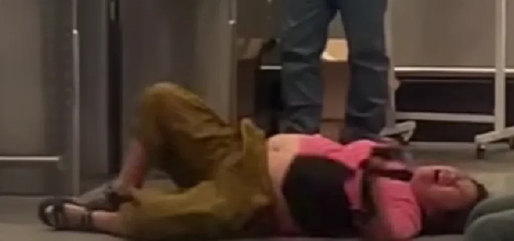 Milan Airport : ఎయిర్‌పోర్టులో కిందపడి డొల్లుతూ మహిళ గోల