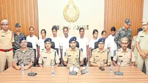 ములుగులో ఎనిమిది మంది మావోయిస్టుల లొంగుబాటు