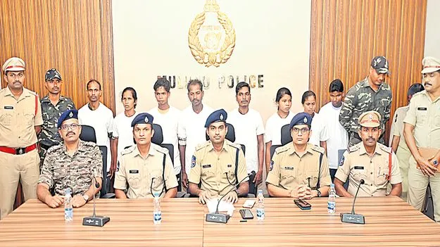 Mulugu : ములుగులో ఎనిమిది మంది మావోయిస్టుల లొంగుబాటు