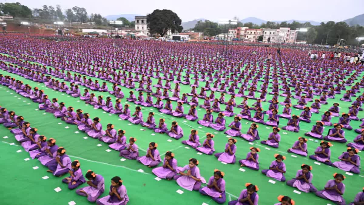 విద్యార్థులతో సూర్యనమస్కారాలు : ఇది గర్వించాల్సిన రోజన్న నారా లోకేశ్