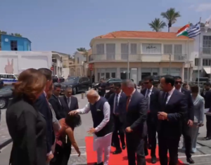 మోదీ కాళ్లకు నమస్కరించిన సైప్రస్ ప్రజాప్రతినిధి…