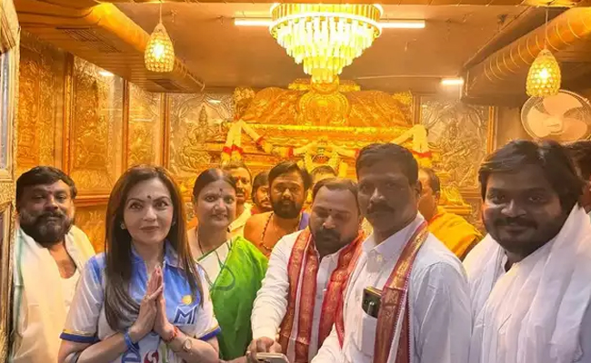 Nita Ambani : బల్కంపేట అమ్మవారికి నీతా అంబానీ కోటి రూపాయల విరాళం