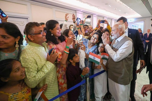 PM Modi : మోదీకి ప్రవాస భారతీయుల ఘన స్వాగతం : నేడు పలు ఒప్పందాలపై సంతకాలు..