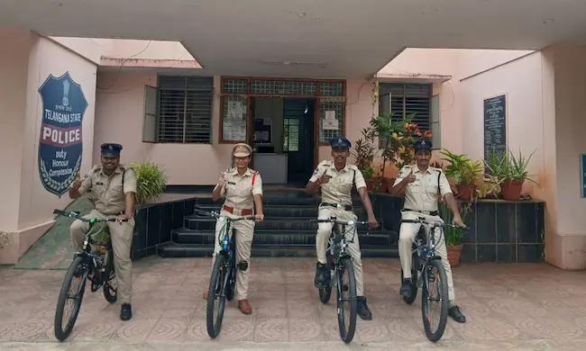 Police: పోలీసులు సైకిళ్ల పై వినూత్నంగా పెట్రోలింగ్‌