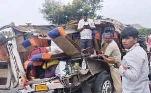 టెంపోను ఢీకొట్టిన లారీ.. ముగ్గురు మృతి