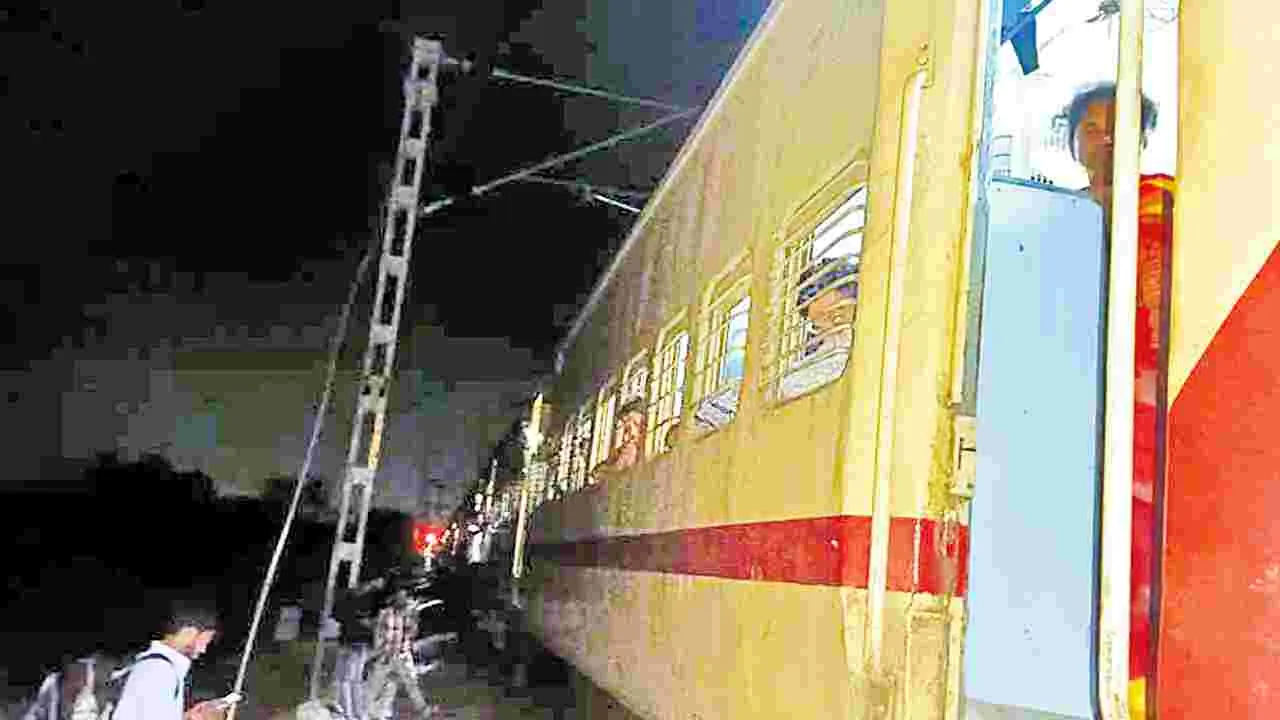 Seven Hills Express : సెవెన్‌హిల్స్‌ ఎక్స్‌ప్రెస్‌లో మంటలు..