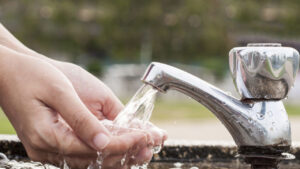 ట్యాప్ వాటర్ తాగిన మహిళ మృతి : ఎందుకంటే?