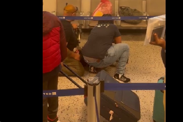US airport : భారత విద్యార్థికి అవమానకర రీతిలో బేడీలు వేసిన అమెరికా పోలీసులు