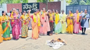 జర్నలిస్టు కృష్ణంరాజు వ్యాఖ్యలపై భగ్గుమన్న మహిళా లోకం