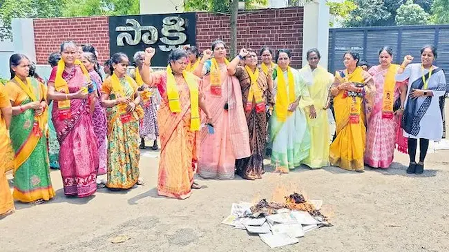 VVR Krishnam Raju: జర్నలిస్టు కృష్ణంరాజు వ్యాఖ్యలపై భగ్గుమన్న మహిళా లోకం