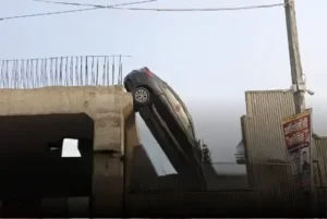 కొంప ముంచిన ఆన్ లైన్ మ్యాప్ గాల్లో వేలాడిన కార్