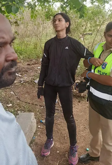 Rangareddy: రైలు పట్టాలపై యువతి కారులో హల్ చల్