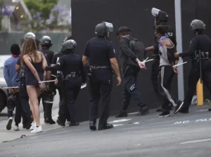 లాస్ ఏంజెలెస్‌లో కొనసాగుతున్న నిరసనలు