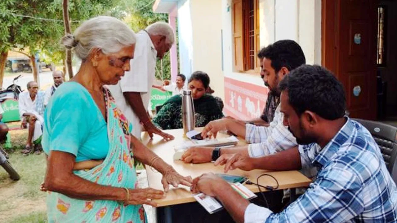 బయటపడ్డ మహబూబాబాద్‌ జిల్లా పింఛన్ల పంపిణి అవకతవకలు