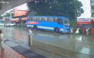 బస్టాప్ లో వేచి ఉన్న మహిళలపై దూసుకెళ్లిన బస్సు..ఎక్కడంటే?