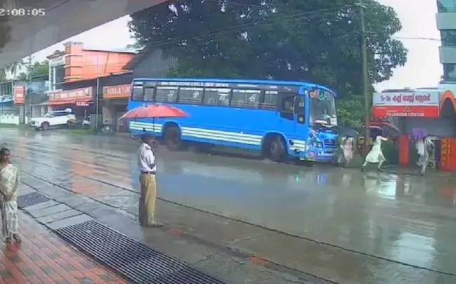 Bus Accident: బస్టాప్ లో వేచి ఉన్న మహిళలపై దూసుకెళ్లిన బస్సు..ఎక్కడంటే?