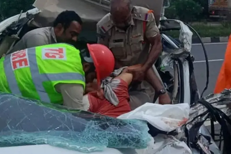 Road Accident: రోడ్డు ప్రమాదంలో ఆలమూరు ఎస్సై మృతి..