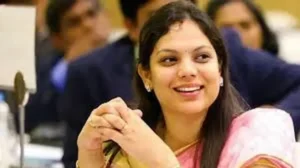 ప్రభుత్వ ఆసుపత్రిలో సర్జరీ చేయించుకున్న కరీంనగర్ కలెక్టర్‌