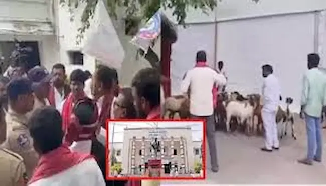 Gandhi Bhavan: యాదవ సంఘం గొర్రెల మందతో గాంధీభవన్ ముందు వినూత్న నిరసన