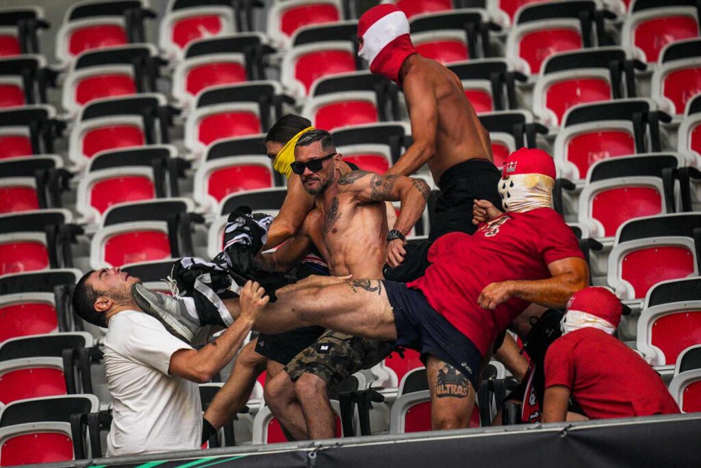 Fans Violence: విజయోత్సవం హింసాత్మకంగా మారడంతో ఇద్దరు మృతి