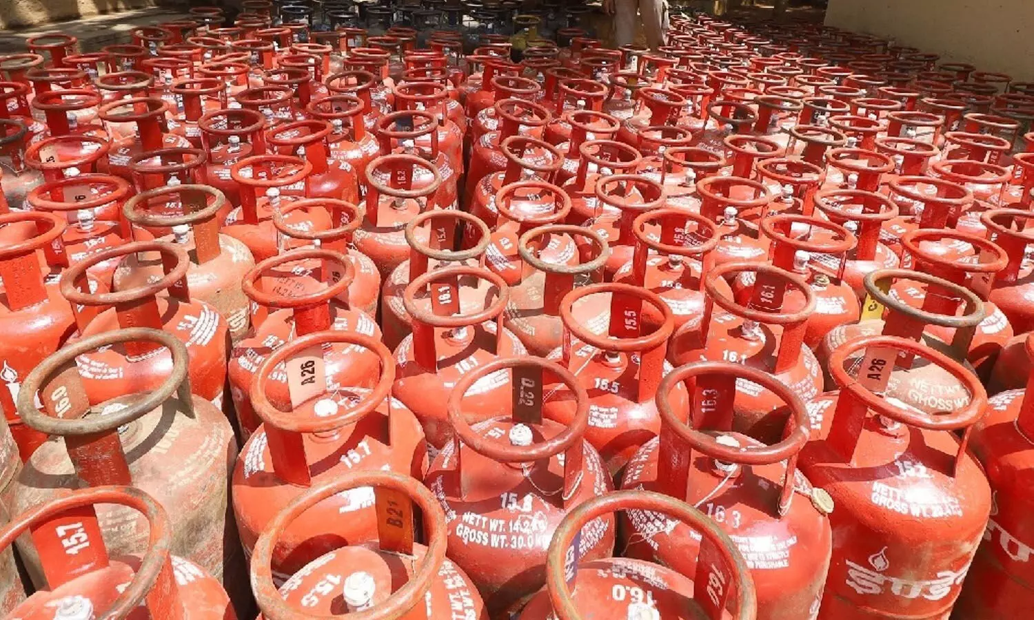 Commercial LPG Price : గ్యాస్‌ సిలిండర్‌ ధర తగ్గింపు