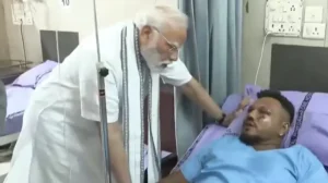 మృత్యుంజయుడు విశ్వాశ్ కుమార్ ను ప్రత్యేకంగా కలిసిన మోడీ