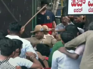 ఫ్రీ టిక్కెట్లు పంపిణీ చేస్తున్నారనే ప్రచారంతోనే ఉద్రిక్తత