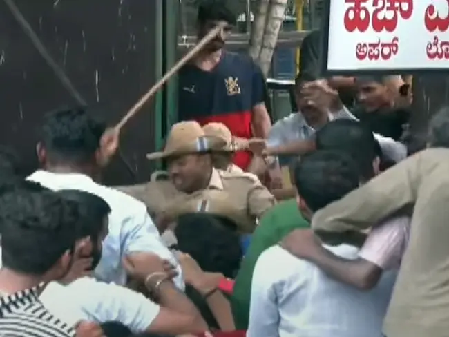 RCB: ఫ్రీ టిక్కెట్లు పంపిణీ చేస్తున్నారనే ప్రచారంతోనే ఉద్రిక్తత