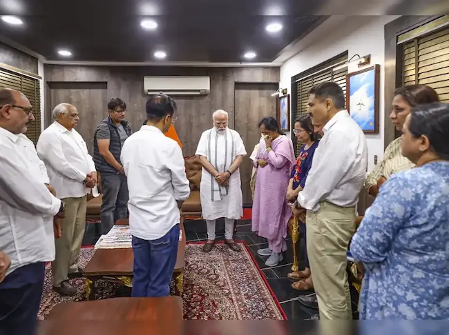 Vijay Rupani : విజయ్ రూపానీ కుటుంబాన్ని పరామర్శించిన ప్రధాని