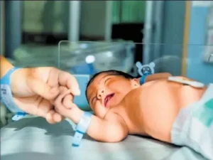 ఆస్పత్రిలో ఆడ శిశువును దొంగిలించే ప్రయత్నంలో అడ్డంగా దొరికిపోయిన మహిళ