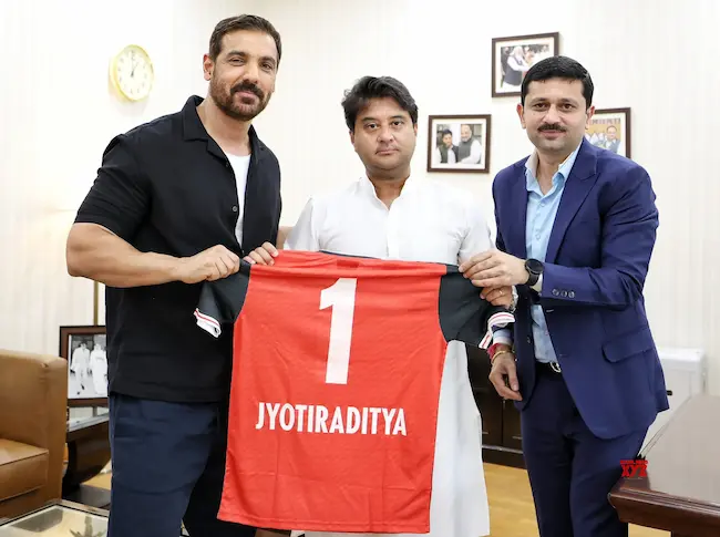  Union Minister: బాలీవుడ్ నటుడు జాన్ అబ్రహంతో  జ్యోతిరాదిత్య సింధియా భేటీ