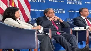 పాక్‌ను చెదరగొడుతూ..కాంగ్రెస్‌ను ఇరుకున పెట్టిన ఎంపీ శశిథరూర్‌