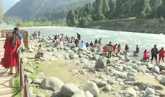 Pahalgam: మళ్లీ పర్యాటకులను ఆహ్వానిస్తున్న పహల్గామ్