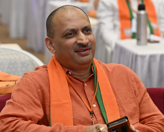 Ananthkumar Hegde: కర్ణాటకలో రోడ్డుపై దాడి: బీజేపీ మాజీ ఎంపీపై కేసు