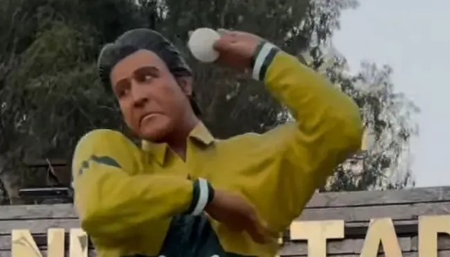 Wasim Akram: వసీం అక్రమ్ విగ్రహం చూసి ఫ్యాన్స్ ఫన్నీ కామెంట్స్