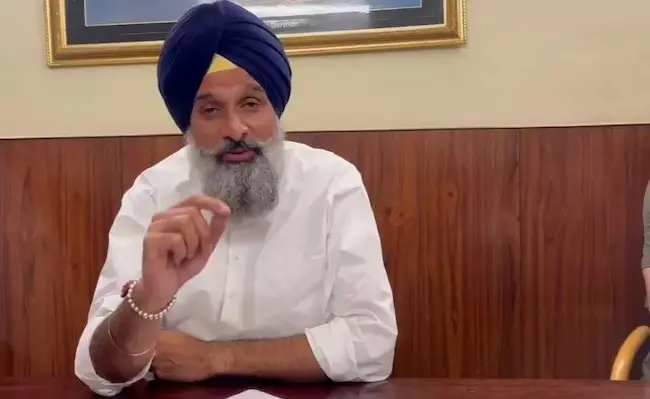 పంజాబ్‌ (Punjab) రాష్ట్రానికి సంబంధించిన 2021 నాటి డ్రగ్స్‌ కేసు (Drugs case) లో శిరోమణి అకాలీదళ్‌ (SAD) సీనియర్‌ నాయకుడు, ఆ రాష్ట్ర మాజీ మంత్రి విక్రమ్‌ సింగ్ మజీతియా (Bikram Singh Majithia) అరెస్టయినట్లు తెలుస్తోంది. ఇవాళ (బుధవారం) తెల్లవారుజామున విజిలెన్స్‌ అధికారులు అమృత్‌సర్‌ (Amritsir) లోని మజీతియా నివాసంలో ఆకస్మిక సోదాలు చేశారు.
అక్రమ లావాదేవీలు
విక్రమ్‌ మజీతియా శిరోమణి అకాలీదళ్‌ పార్టీ అధ్యక్షుడు సుఖ్‌బీర్‌ సింగ్‌ బాదల్‌కు సొంత బావ. ఆయన గతంలో పంజాబ్‌ రాష్ట్రమంత్రిగా కూడా పనిచేశారు. ప్రస్తుతం ఆయన భార్య గనీవే కౌర్‌ మజీతియా ఎమ్మెల్యేగా ఉన్నారు. 2021 నాటి డ్రగ్స్‌ కేసులో విక్రమ్‌ మజీతియా నిందితుడిగా ఉన్నారు. ఈ కేసు దర్యాప్తు చేపట్టిన సిట్‌.. మజీతియాకు, ఆయన కుటుంబానికి సంబంధించిన కంపెనీల్లో అక్రమ లావాదేవీలు జరిగినట్లు గుర్తించింది.
ఇంటిపైకి రైడింగ్‌
ఈ క్రమంలో ఇవాళ విజిలెన్స్‌ బ్యూరో అధికారులు ఎలాంటి సమాచారం ఇవ్వకుండా మజీతియా ఇంటిపైకి రైడింగ్‌కు రావడం స్థానికంగా సంచలనం రేపింది. ఈ సందర్భంగా మజీతియా, మరికొందరిని పోలీసులు అరెస్ట్‌ చేసినట్లు తెలుస్తోంది. కేసులో ఎవరినైనా అరెస్ట్‌ చేశారా..? అన్న ప్రశ్నకు అమృత్‌సర్ ఆర్పీఎస్ సంధూ అవునని చెప్పారు. అరెస్టయిన వాళ్లను ఇక్కడ నుంచి తీసుకెళ్లామని తెలిపారు. ప్రస్తుతం ఇంట్లో సోదాలు జరుగుతున్నాయని అన్నారు.
మజీఠియా తరఫున సుప్రీంకోర్టు తీర్పుకు వ్యతిరేకంగా అతను విచారణకు నిరసన భావాన్ని వ్యక్తం చేశాడు. AAP‑పంజాబ్ ప్రభుత్వం మన్న్ ప్రభుత్వం ఆయనను విచారణకు సహకరించలేదని ఆరోపించింది.  ఈ కేసును విచారించే SITను ఇప్పటి వరకు ఐదు సార్లు పునర్నిర్మాణం చేశారు. మజీఠియా ఇది రాజకీయ కుట్ర అని విమర్శించాడు.