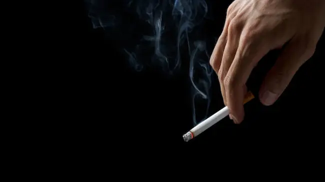 Cigarette: సిగరెట్ అడిగితే ఇవ్వలేదని మహిళ ప్రాణం తీసిన బాలుడు