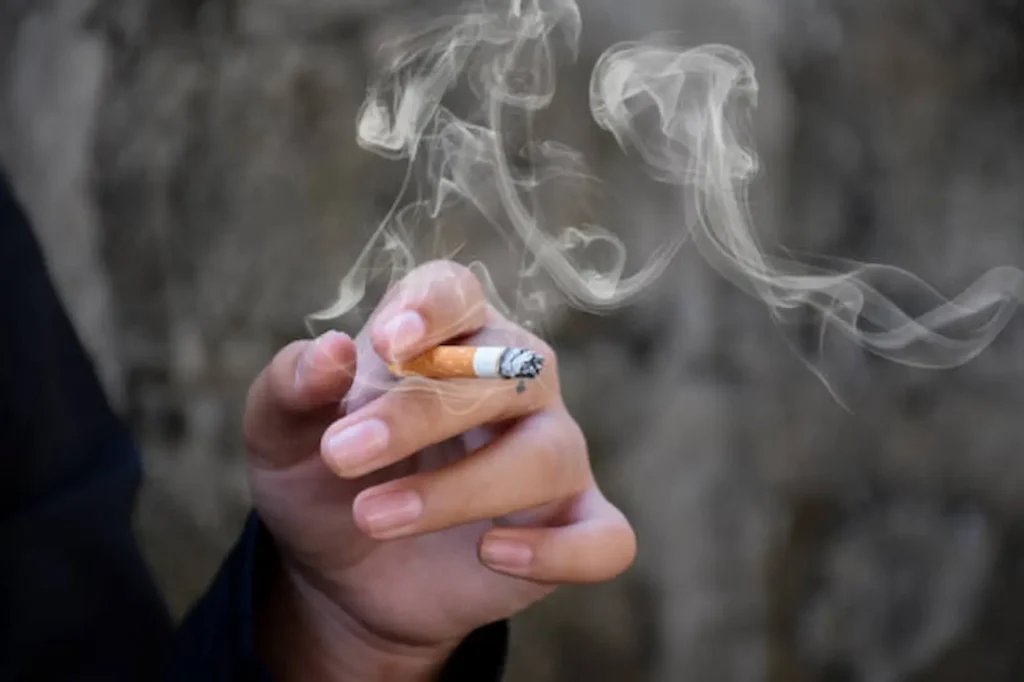 Cigarette: సిగరెట్ అడిగితే ఇవ్వలేదని మహిళ ప్రాణం తీసిన బాలుడు
